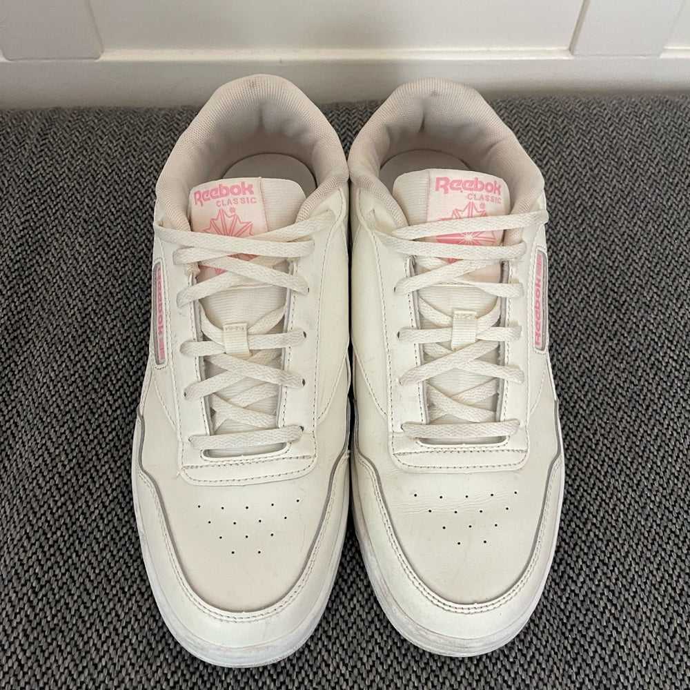 11 / 42.5 Like New Reebok Women's CLUB MEMT BOLD Sneaker, Pink and White Runners Women > Shoes > Sneakers 45 $ Buttons & Beans Co.