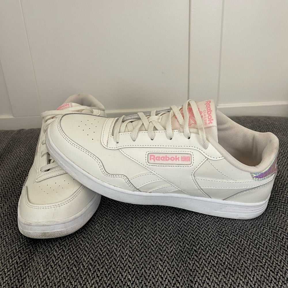 11 / 42.5 Like New Reebok Women's CLUB MEMT BOLD Sneaker, Pink and White Runners Women > Shoes > Sneakers 45 $ Buttons & Beans Co.