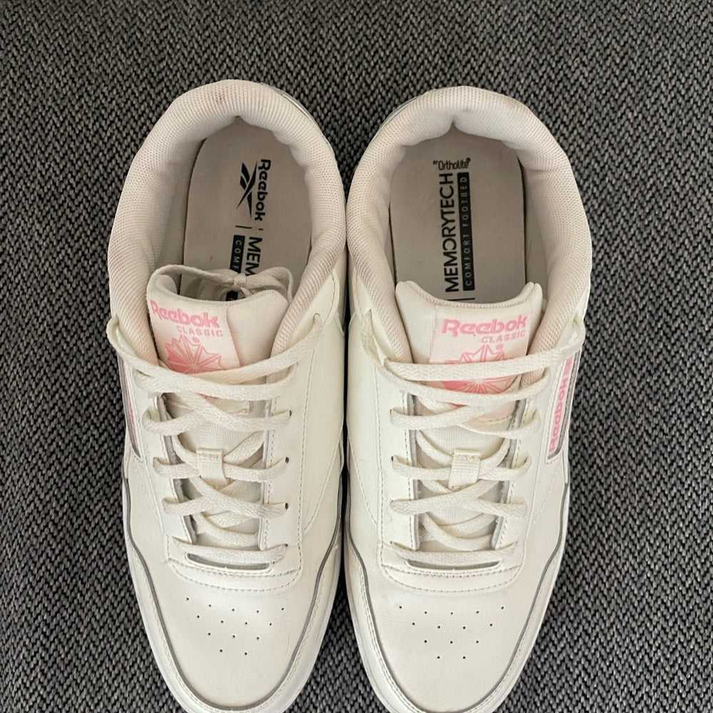 11 / 42.5 Like New Reebok Women's CLUB MEMT BOLD Sneaker, Pink and White Runners Women > Shoes > Sneakers 45 $ Buttons & Beans Co.