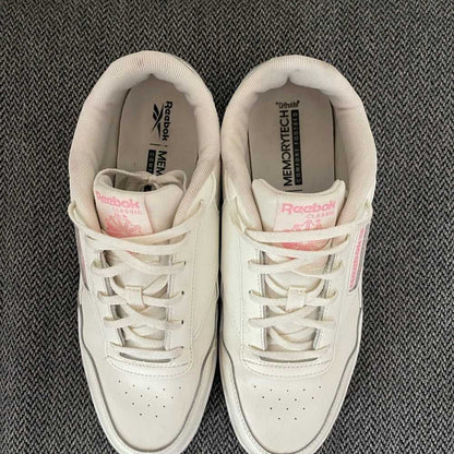 11 / 42.5 Like New Reebok Women's CLUB MEMT BOLD Sneaker, Pink and White Runners Women > Shoes > Sneakers 45 $ Buttons & Beans Co.