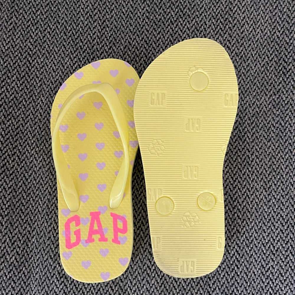 Girls Gap Flip Flop sandals, Yellow Thong Shoes, Summer Kids > Shoes > Slippers 10 $ Buttons & Beans Co.