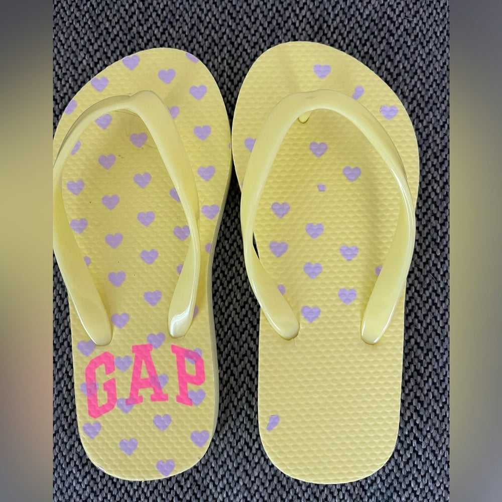 Girls Gap Flip Flop sandals, Yellow Thong Shoes, Summer Kids > Shoes > Slippers 10 $ Buttons & Beans Co.