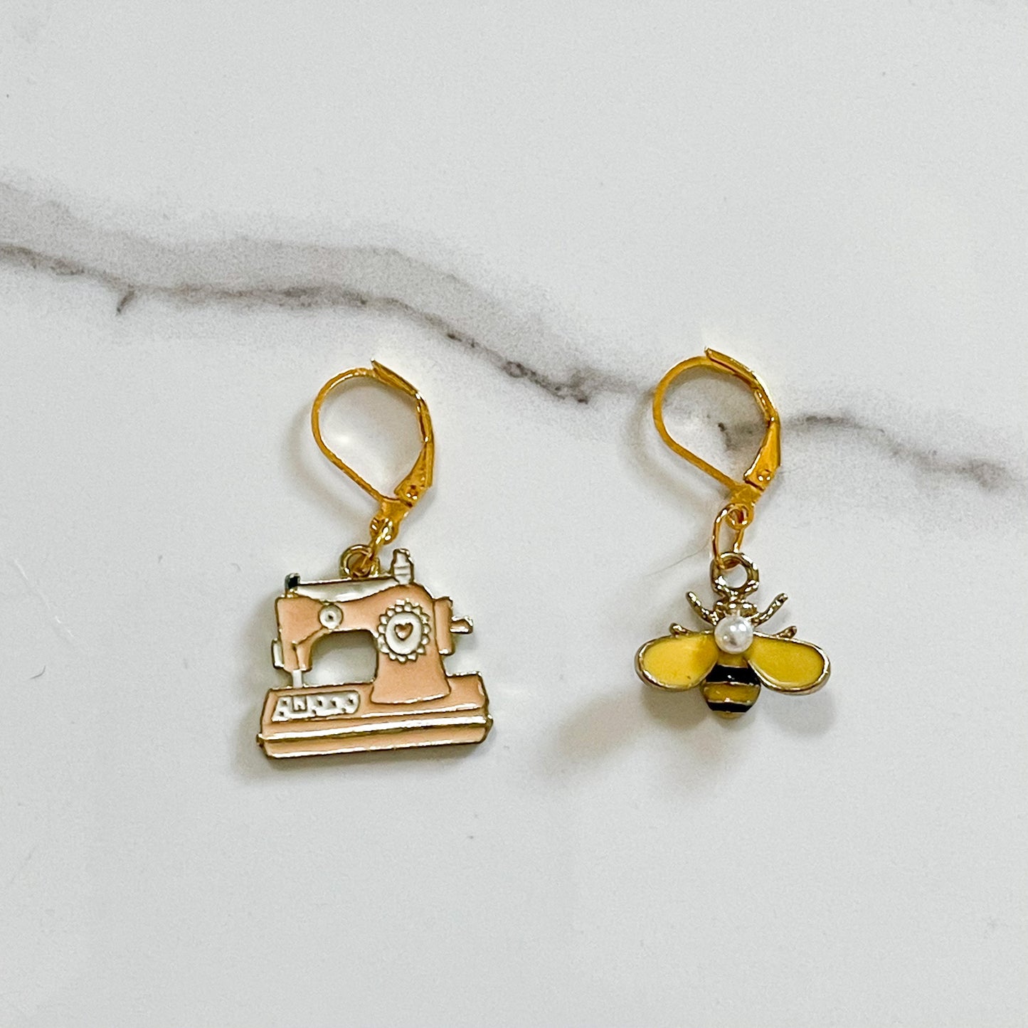 Enamel Sewing Machine, Bumble Bee Locking Stitch Markers, Crochet or Knitting Clip