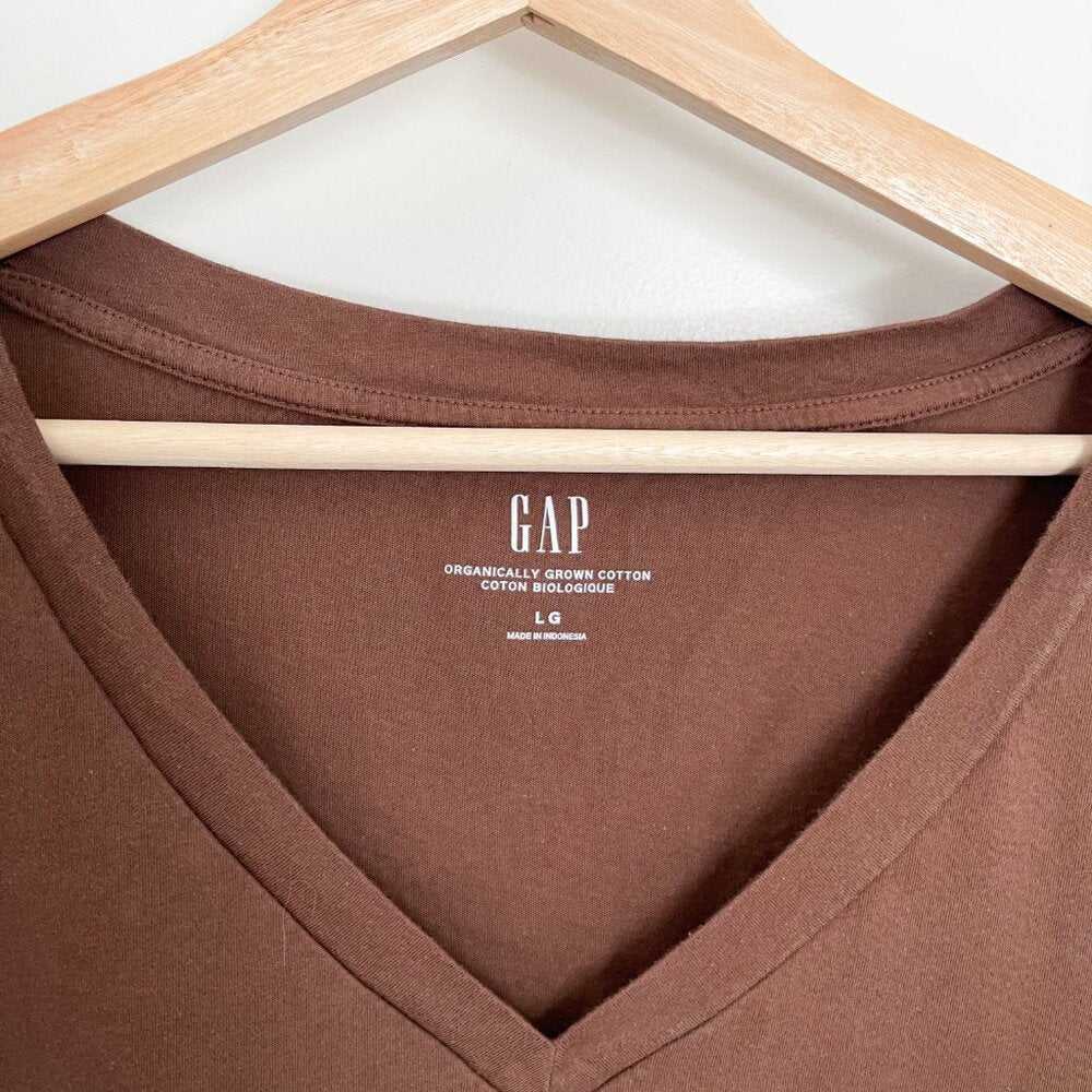 LIKE NEW Cocoa Brown, Short Sleeve, V Neck T-Shirt, Relaxed Fit Shirt, Top Women > Tops > Tees - Short Sleeve 9 $ Buttons & Beans Co.