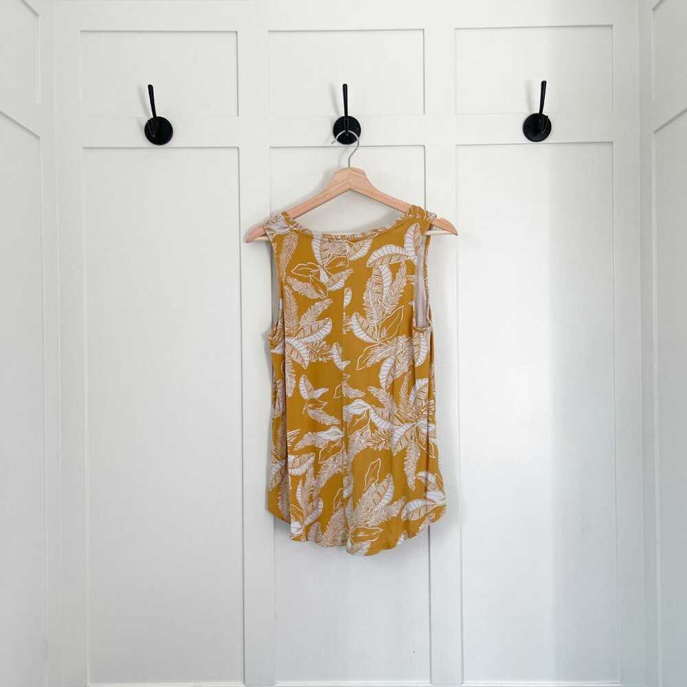 LIKE NEW Luxe Yellow and Floral Print Sleeveless Shirt, Scoop Neck Tank Top Women > Tops > Tank Tops 9 $ Buttons & Beans Co.