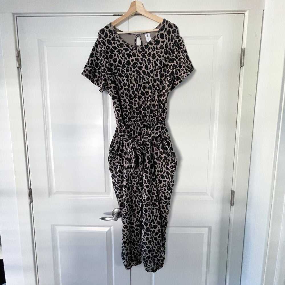 Like new Lola Leopard Jemma Tie Waist, Short Sleeve, Smash+Tess Romper Women > Pants & Jumpsuits > Jumpsuits & Rompers 67 $ Buttons & Beans Co.