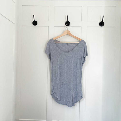 Md LIKE NEW Heathered Grey, Short Sleeve, Scoop Neck T-Shirt, Curved Hem Top Women > Tops > Tees - Short Sleeve 13 $ Buttons & Beans Co.