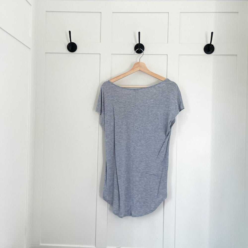 Md LIKE NEW Heathered Grey, Short Sleeve, Scoop Neck T-Shirt, Curved Hem Top Women > Tops > Tees - Short Sleeve 13 $ Buttons & Beans Co.