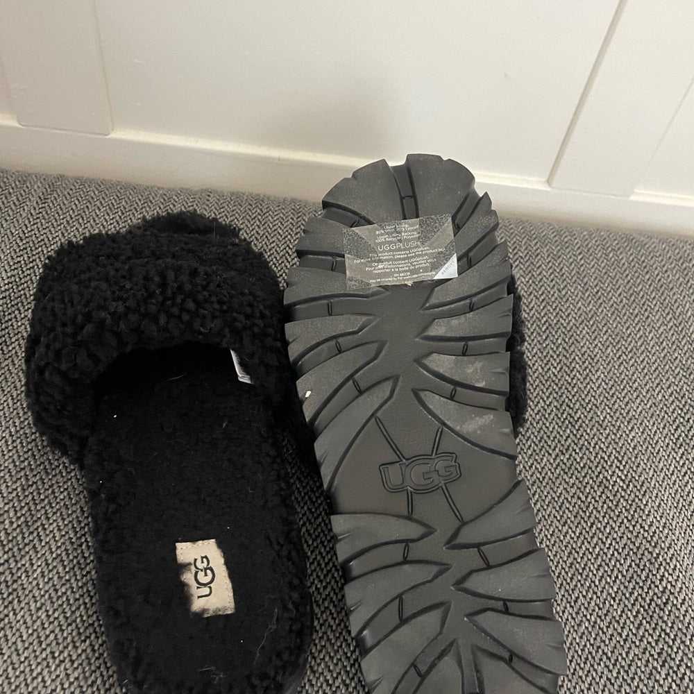 New 11/41 Ugg Cozy Cozetta Black Slippers, Slides, Sandals Women > Shoes > Slippers 90 $ Buttons & Beans Co.